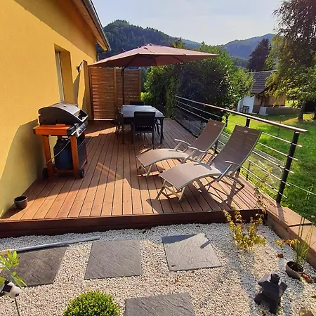 Adossee A La Colline Nyaraló