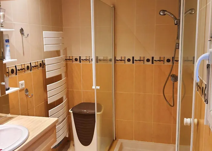 Adossee A La Colline Nyaraló