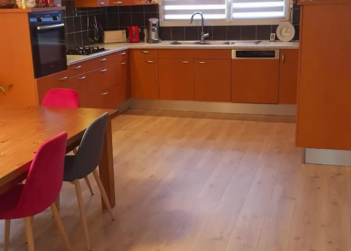 Adossee A La Colline